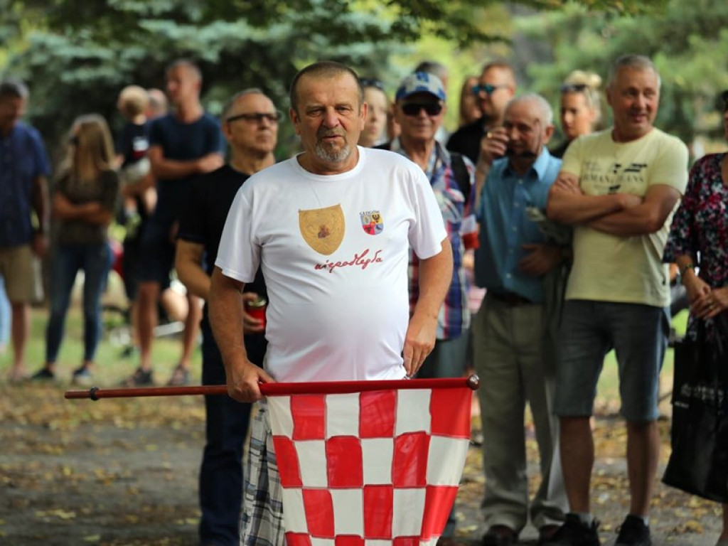Chwila zadumy przy Pomniku Podziemia Niepodległościowego w rocznicę powstania