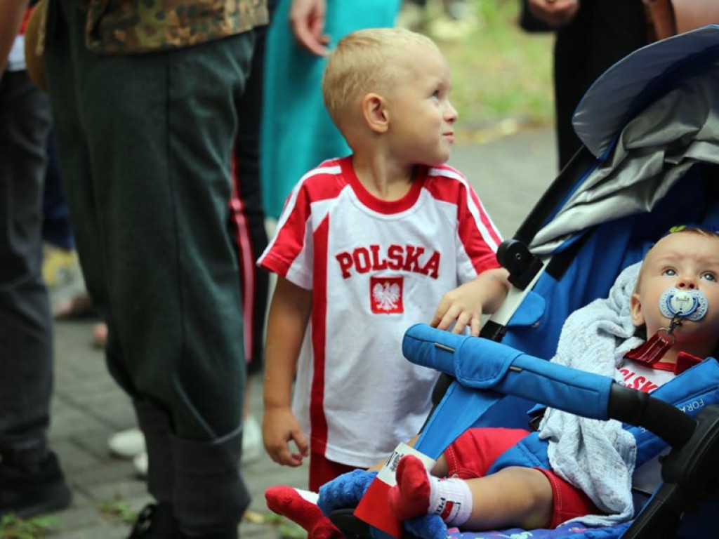 Chwila zadumy przy Pomniku Podziemia Niepodległościowego w rocznicę powstania