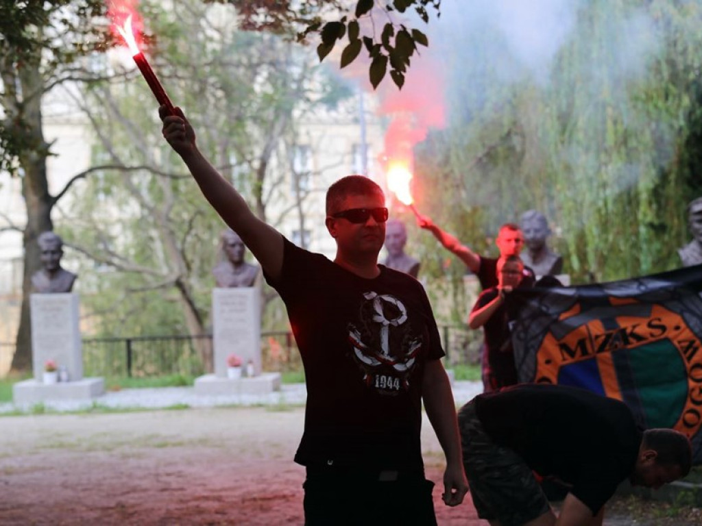 Chwila zadumy przy Pomniku Podziemia Niepodległościowego w rocznicę powstania