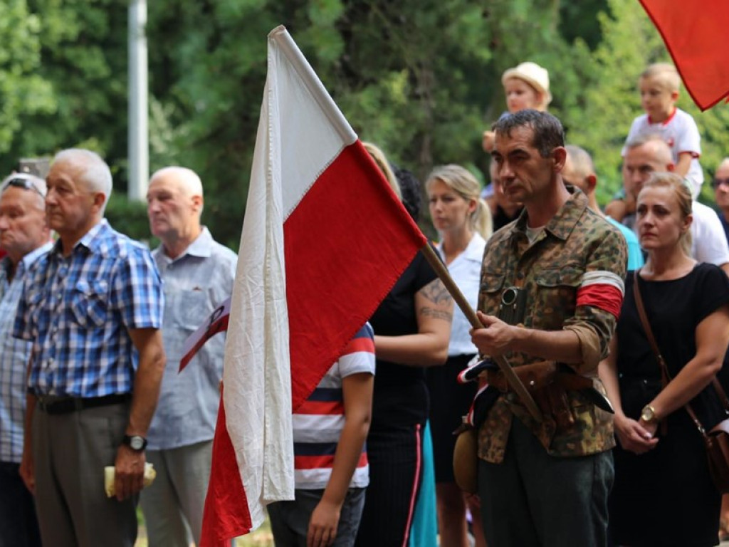 Chwila zadumy przy Pomniku Podziemia Niepodległościowego w rocznicę powstania