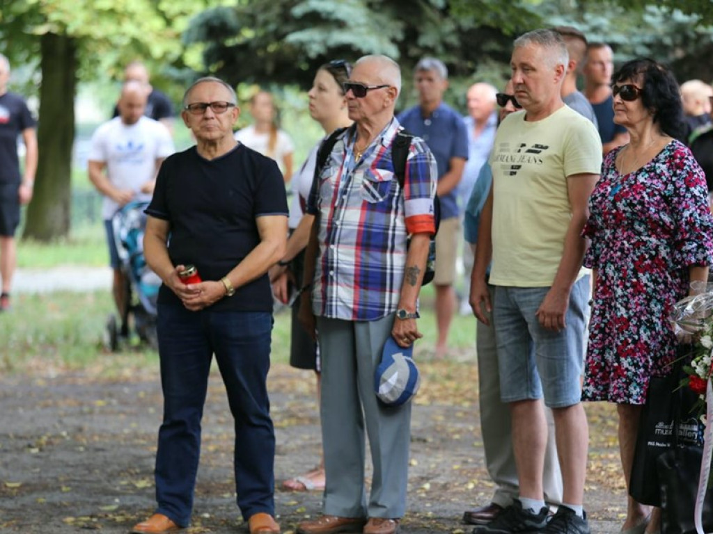 Chwila zadumy przy Pomniku Podziemia Niepodległościowego w rocznicę powstania