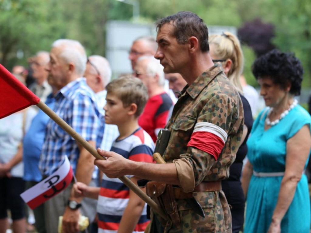Chwila zadumy przy Pomniku Podziemia Niepodległościowego w rocznicę powstania