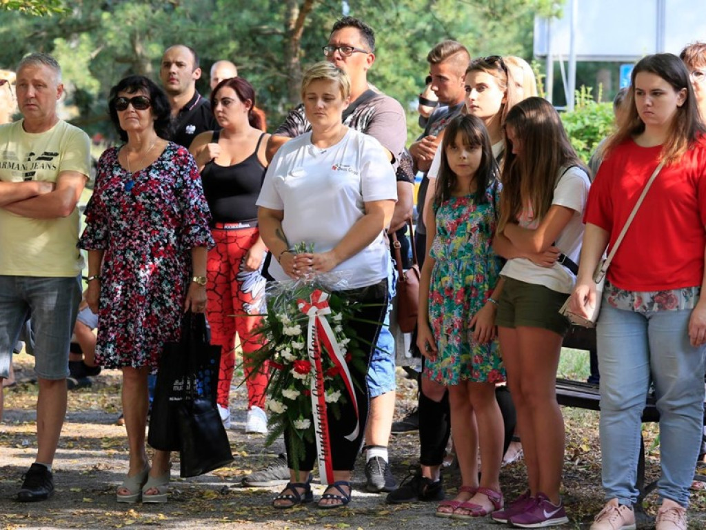 Chwila zadumy przy Pomniku Podziemia Niepodległościowego w rocznicę powstania