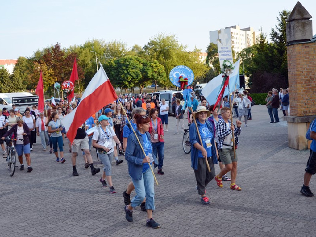 Ponad 200 pielgrzymów wyruszyło z Głogowa na Jasną Górę