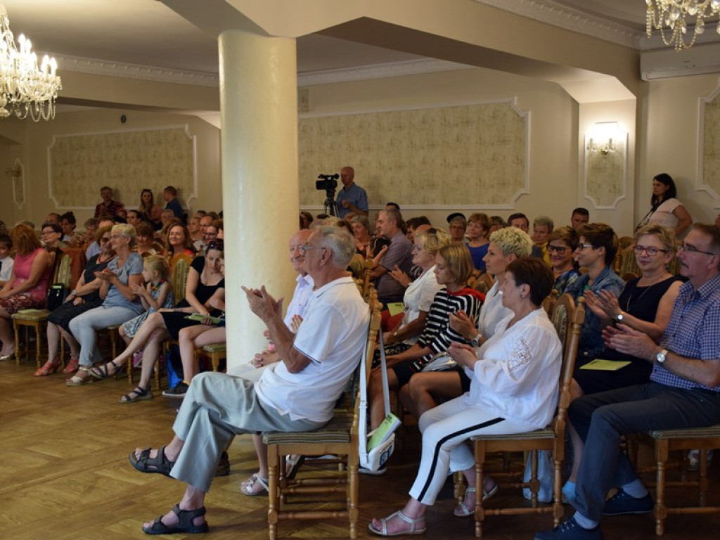 Brawa na stojąco po koncercie muzyki barokowej w Bądzowie