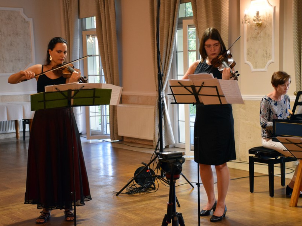 Brawa na stojąco po koncercie muzyki barokowej w Bądzowie