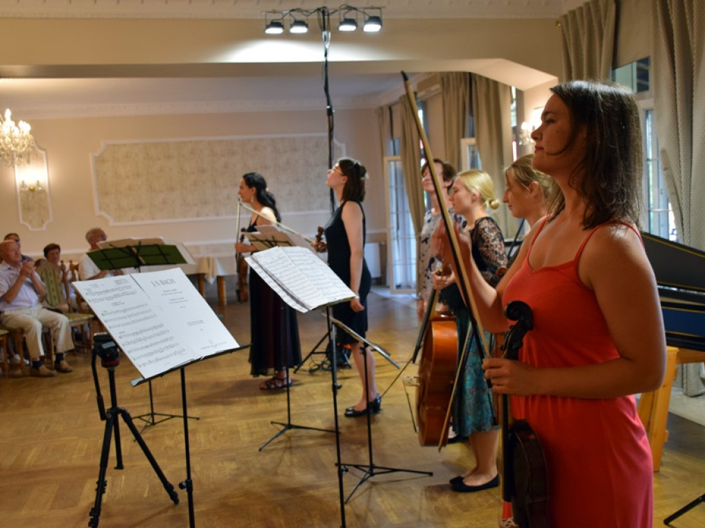 Brawa na stojąco po koncercie muzyki barokowej w Bądzowie