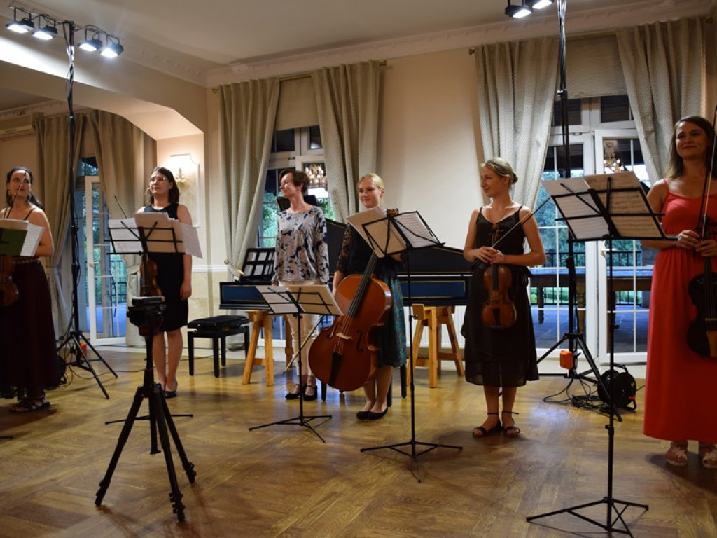 Brawa na stojąco po koncercie muzyki barokowej w Bądzowie