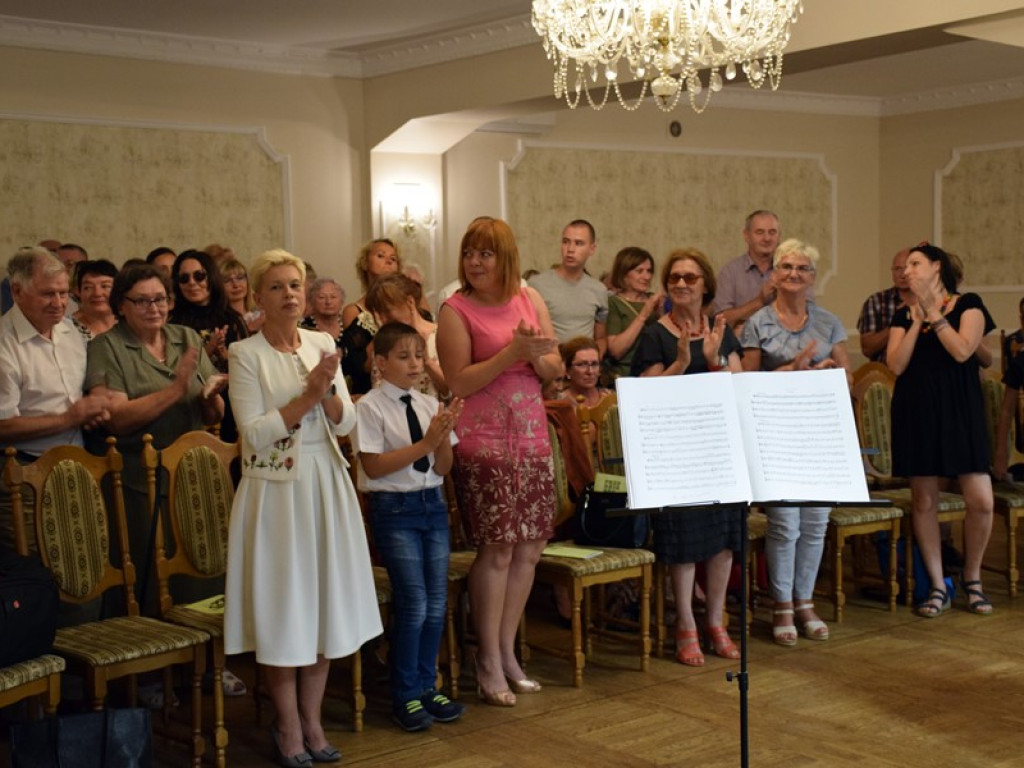 Brawa na stojąco po koncercie muzyki barokowej w Bądzowie