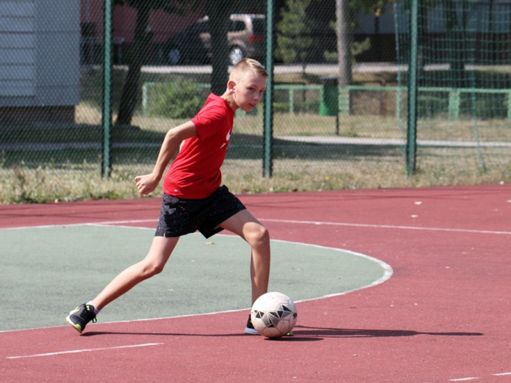 Zajęcia z Chrobrym Głogów to sposób na wakacyjną nudę. Dzieci i młodzież świetnie się bawią