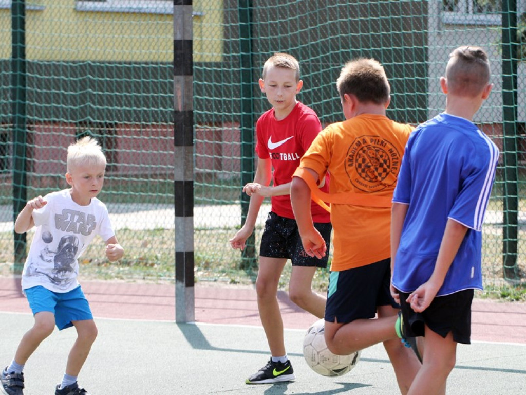 Zajęcia z Chrobrym Głogów to sposób na wakacyjną nudę. Dzieci i młodzież świetnie się bawią