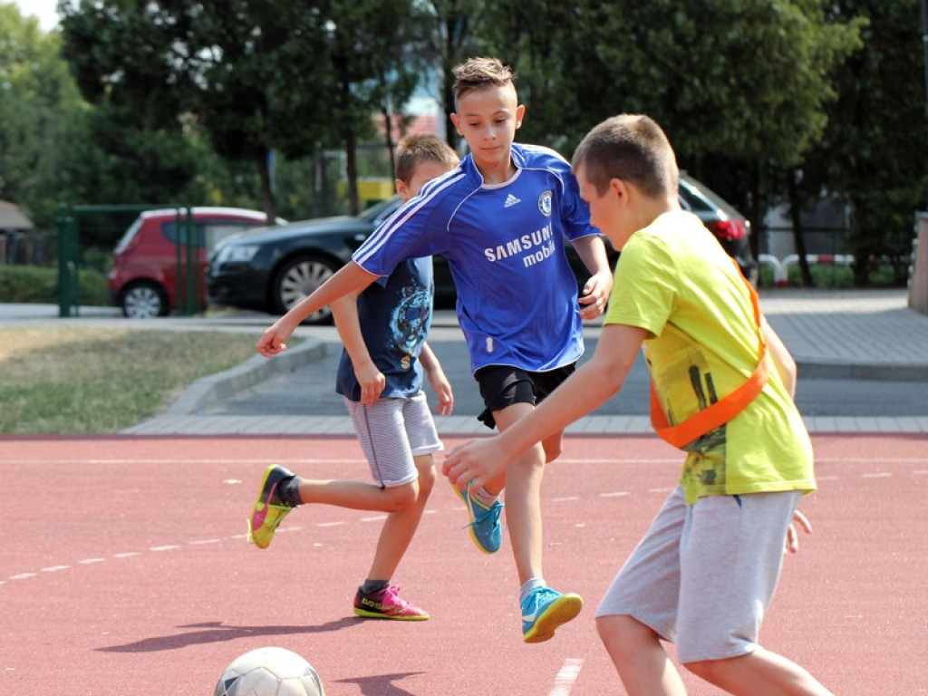 Zajęcia z Chrobrym Głogów to sposób na wakacyjną nudę. Dzieci i młodzież świetnie się bawią