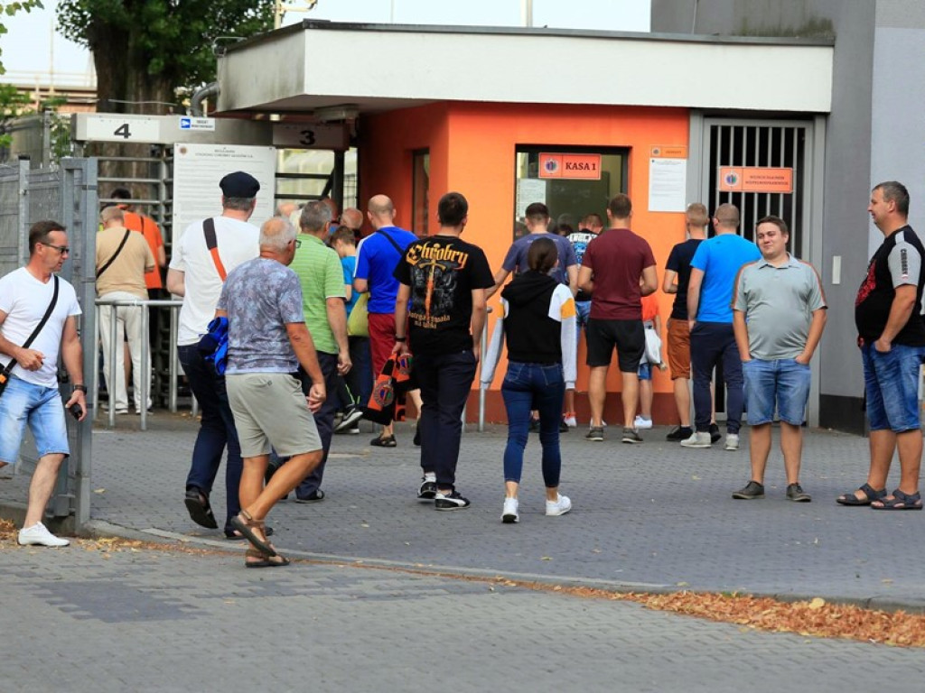 Kibice w pomarańczowo-czarnych barwach wypełniają trybuny stadionu. Za chwilę inauguracja sezonu w Głogowie!