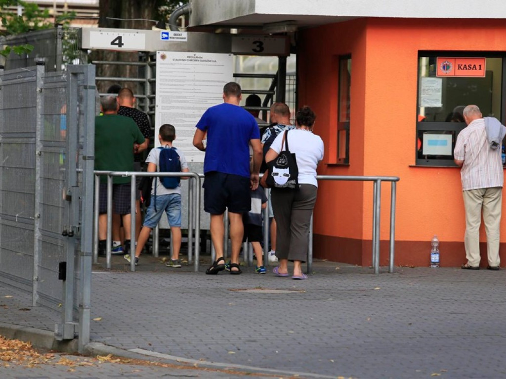Kibice w pomarańczowo-czarnych barwach wypełniają trybuny stadionu. Za chwilę inauguracja sezonu w Głogowie!