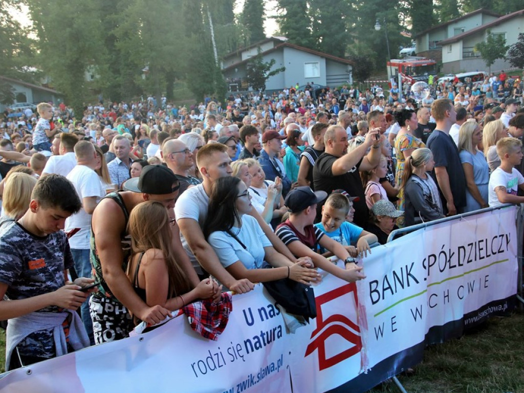 Sylwia Grzeszczak utknęła w korku. Policja musiała eskortować gwiazdę pod samą scenę