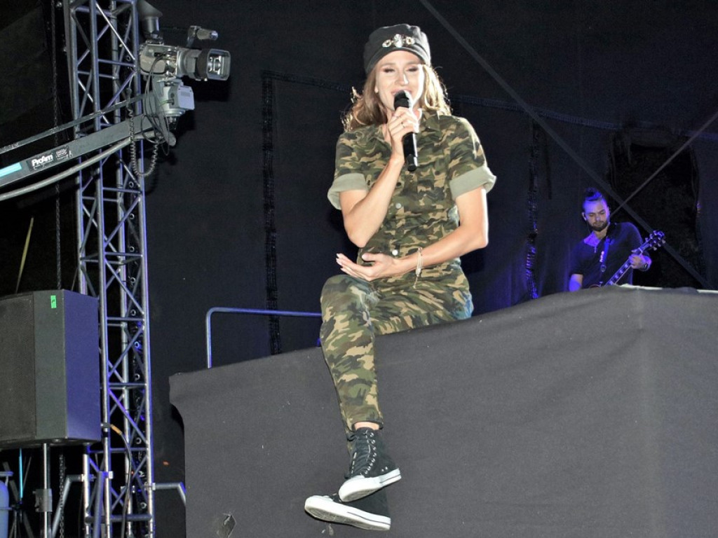 Sylwia Grzeszczak utknęła w korku. Policja musiała eskortować gwiazdę pod samą scenę