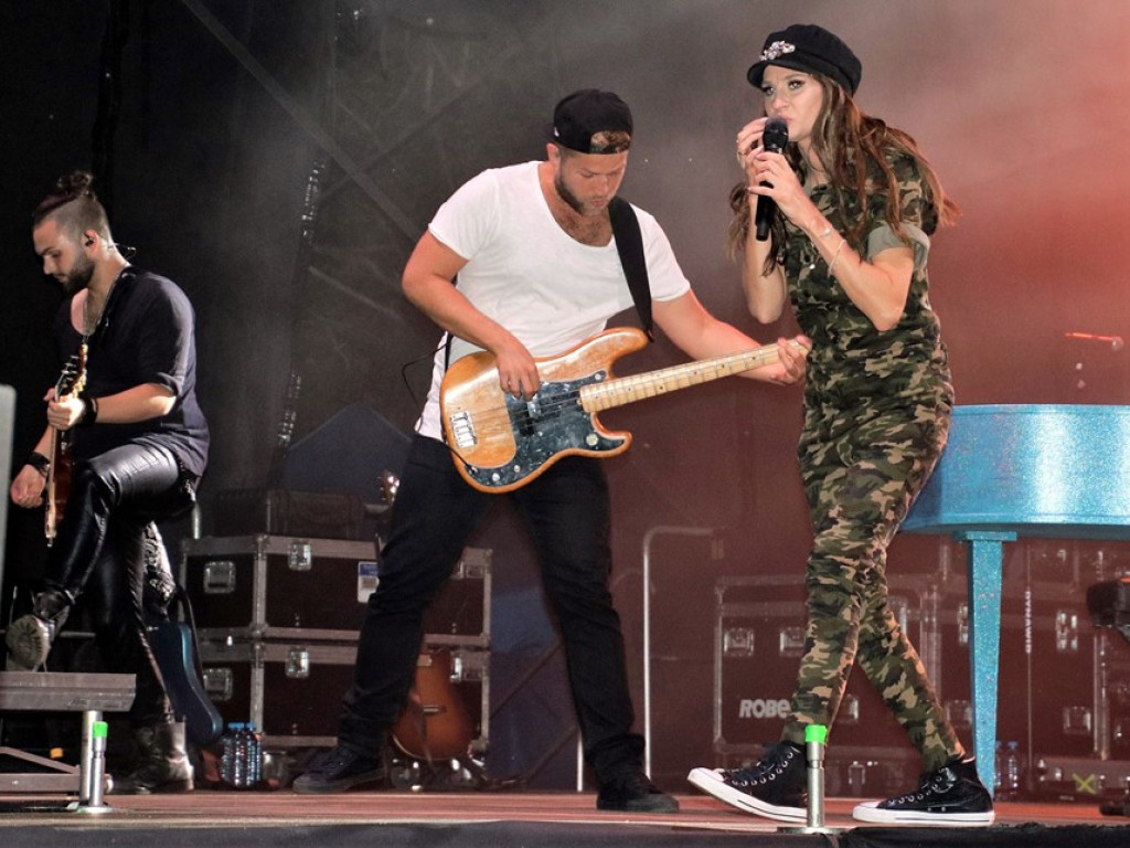 Sylwia Grzeszczak utknęła w korku. Policja musiała eskortować gwiazdę pod samą scenę