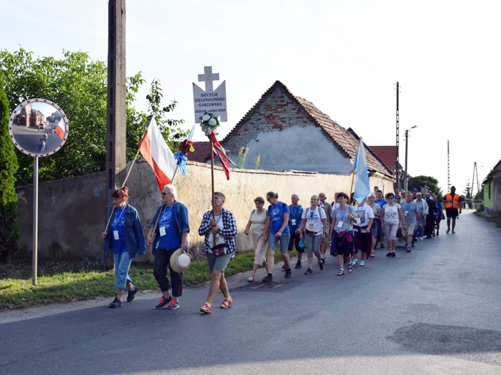 Pielgrzymi z otwartymi ramionami przyjmowani na trasie. W Szczyglicach ugościli ich poczęstunkiem