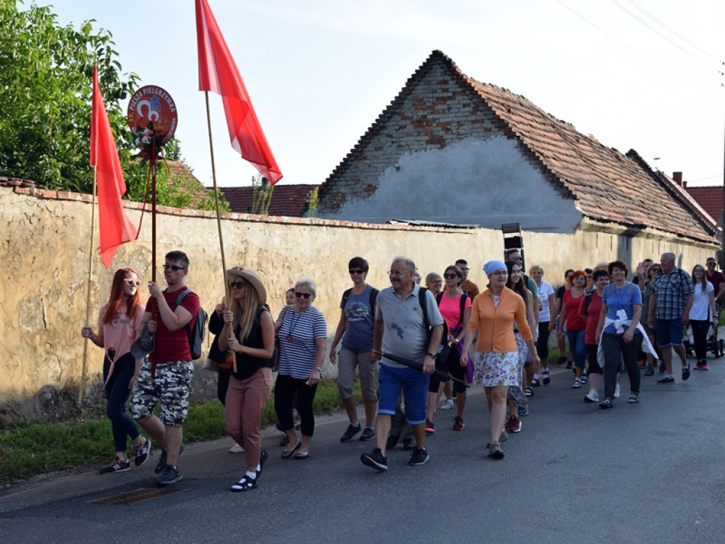 Pielgrzymi z otwartymi ramionami przyjmowani na trasie. W Szczyglicach ugościli ich poczęstunkiem