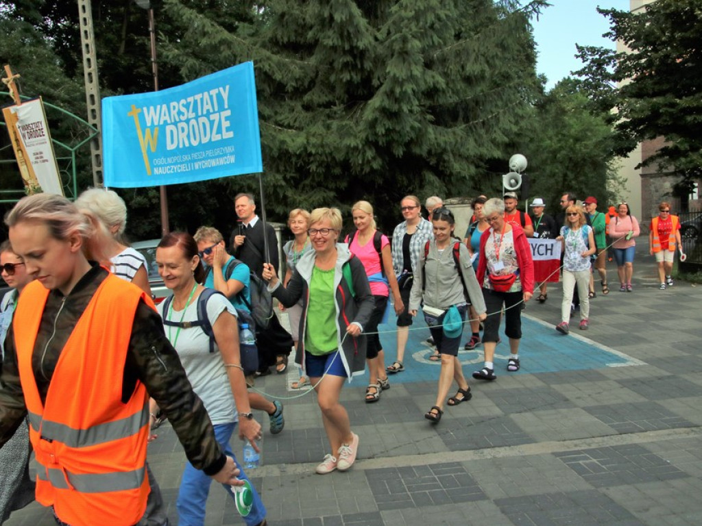 Pielgrzymi z otwartymi ramionami przyjmowani na trasie. W Szczyglicach ugościli ich poczęstunkiem