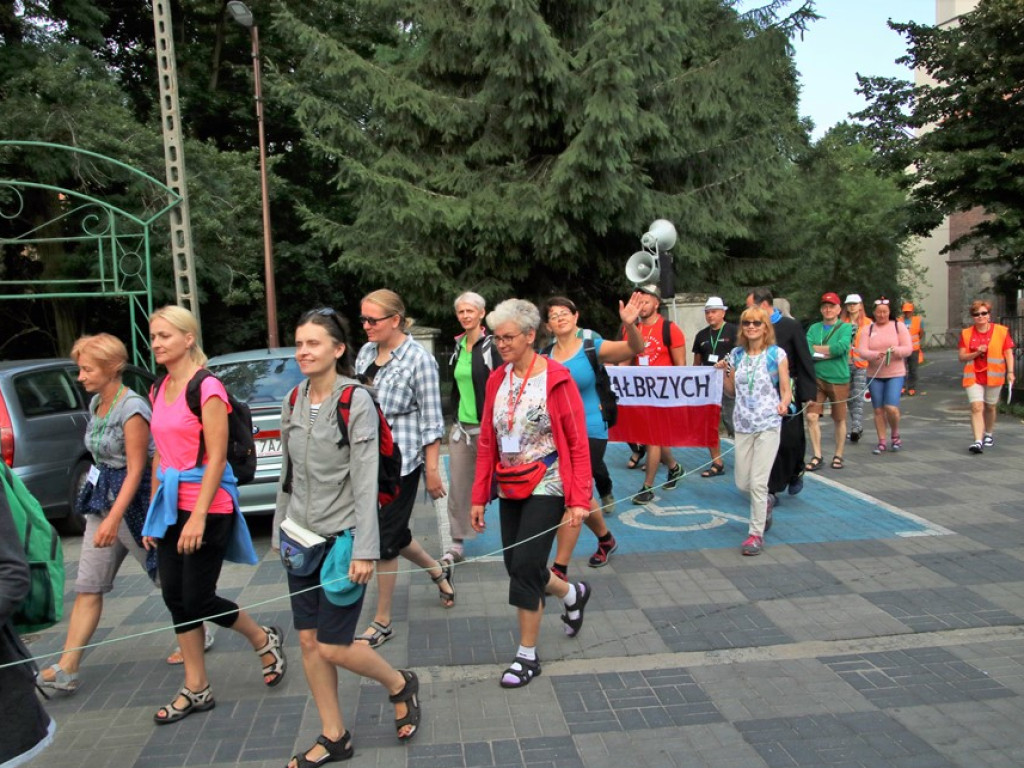 Pielgrzymi z otwartymi ramionami przyjmowani na trasie. W Szczyglicach ugościli ich poczęstunkiem