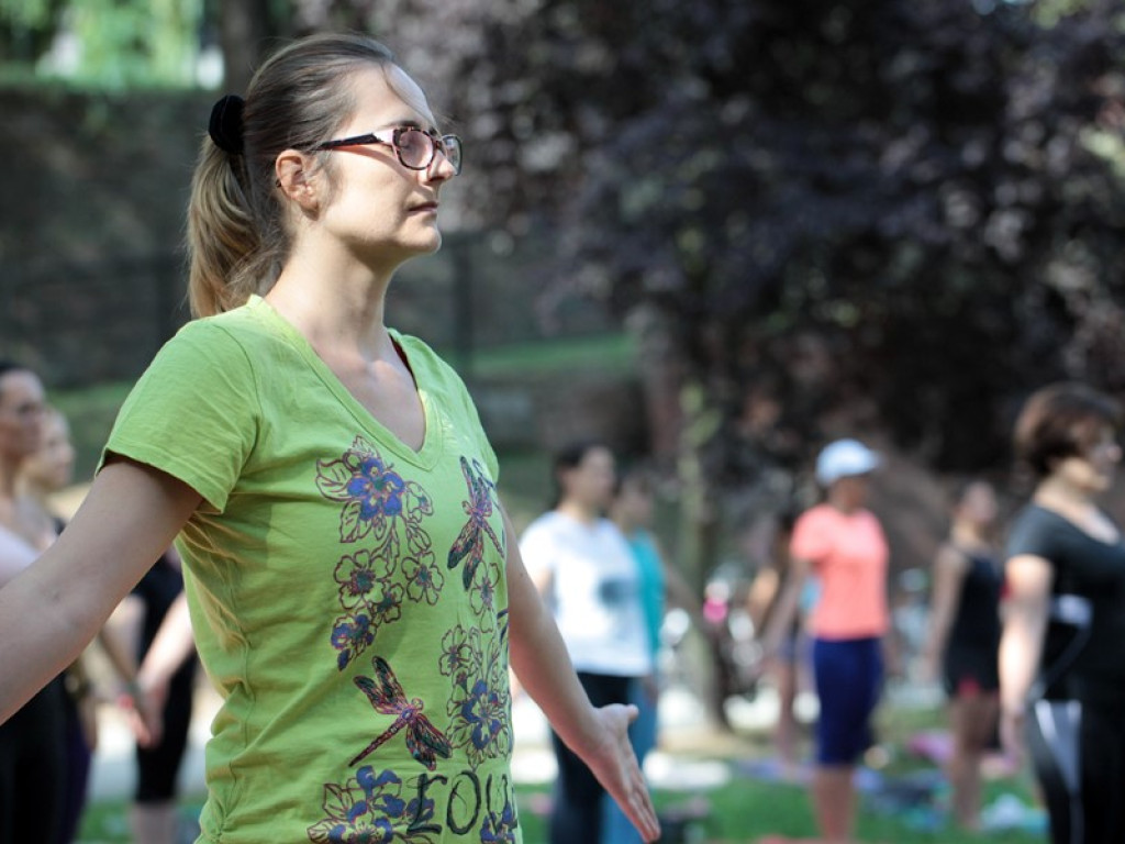 Gdzie na jogę? Ruszyły letnie zajęcia na świeżym powietrzu w miejskiej fosie