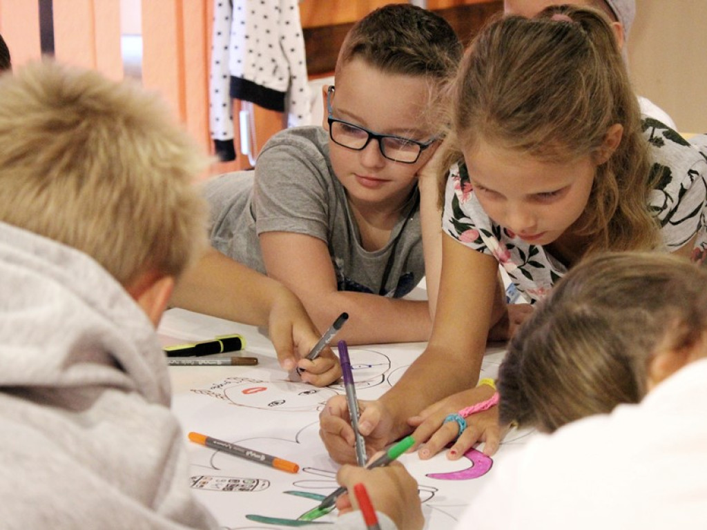 Wakacyjnych półkolonii ciąg dalszy. Dziś zajęcia sportowe i plastyczne, jutro wyjście na basen