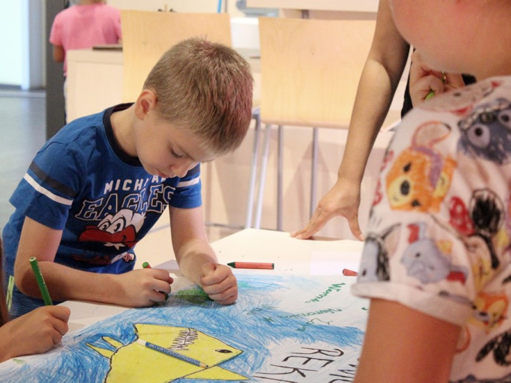 Wakacyjnych półkolonii ciąg dalszy. Dziś zajęcia sportowe i plastyczne, jutro wyjście na basen