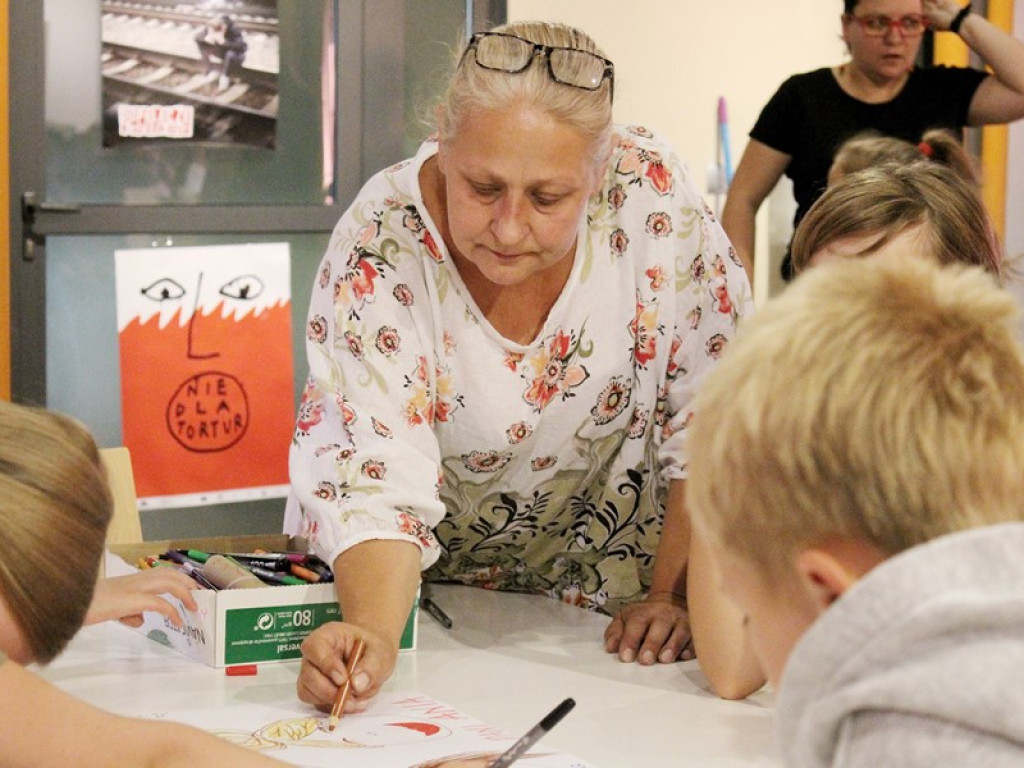 Wakacyjnych półkolonii ciąg dalszy. Dziś zajęcia sportowe i plastyczne, jutro wyjście na basen