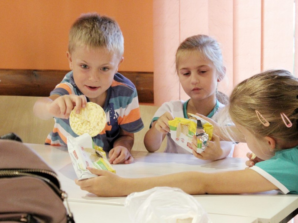 Wakacyjnych półkolonii ciąg dalszy. Dziś zajęcia sportowe i plastyczne, jutro wyjście na basen