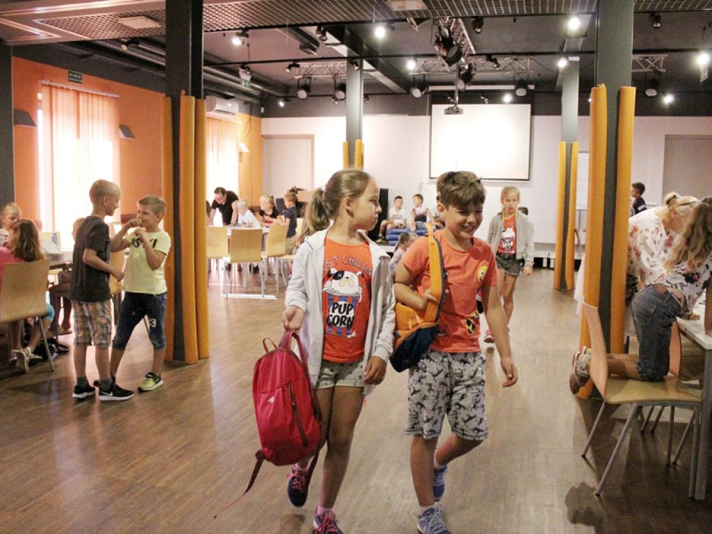 Wakacyjnych półkolonii ciąg dalszy. Dziś zajęcia sportowe i plastyczne, jutro wyjście na basen