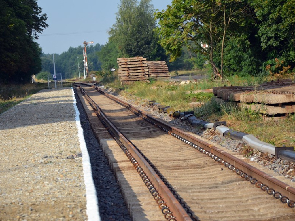 Peron w Głogówku coraz piękniejszy, ale na pociąg trzeba poczekać do jesieni