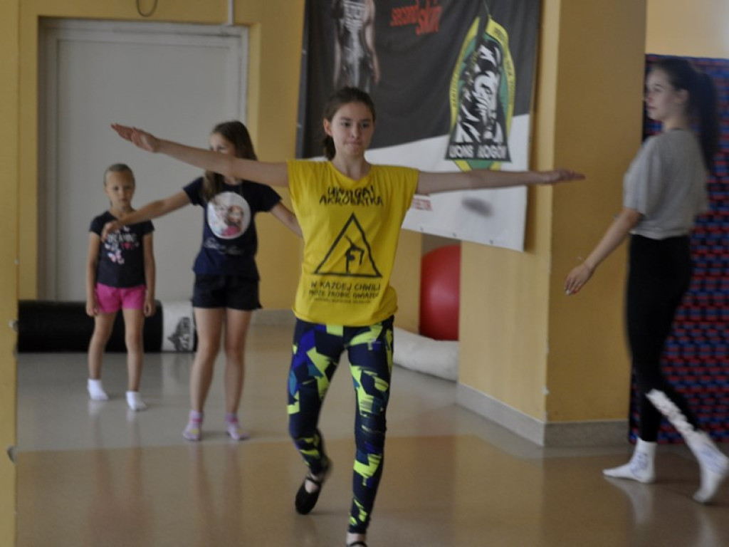 Dzieci poznają podstawy baletu i gimnastyki podczas warsztatów z tańca współczesnego