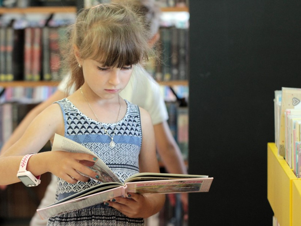 Pierwszy tydzień letniej akcji w bibliotece za nami. Na dzieci czekało wiele atrakcji