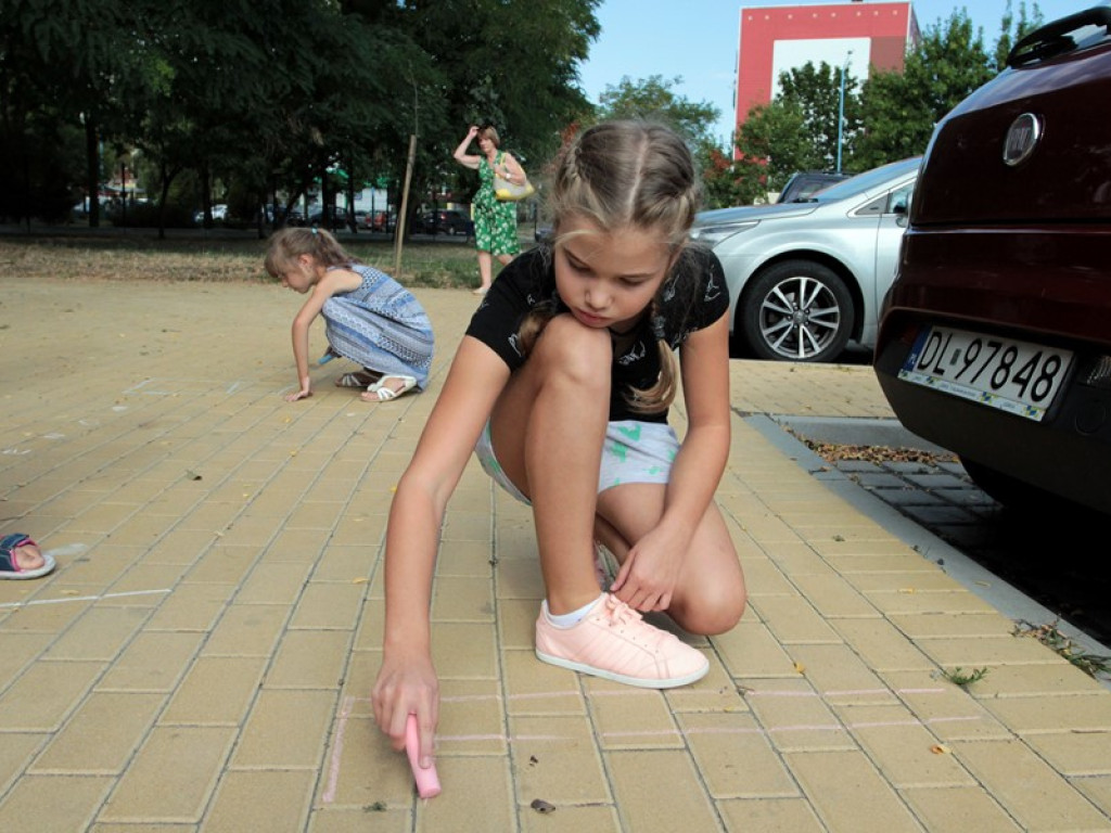 Pierwszy tydzień letniej akcji w bibliotece za nami. Na dzieci czekało wiele atrakcji