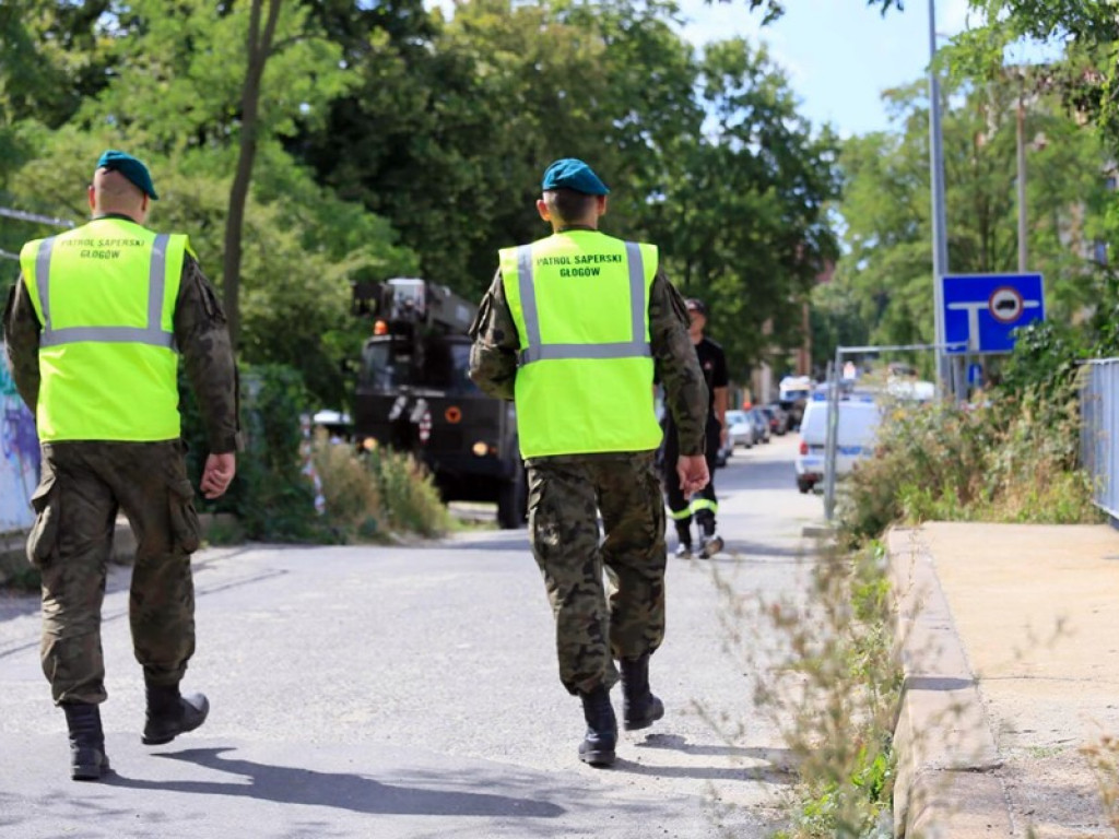Saperzy wydobyli bombę lotniczą z Odry! Podczas akcji Głogów stanął w korkach