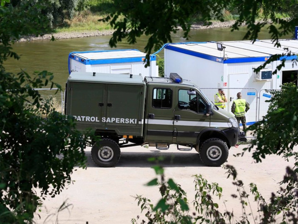 Saperzy wydobyli bombę lotniczą z Odry! Podczas akcji Głogów stanął w korkach