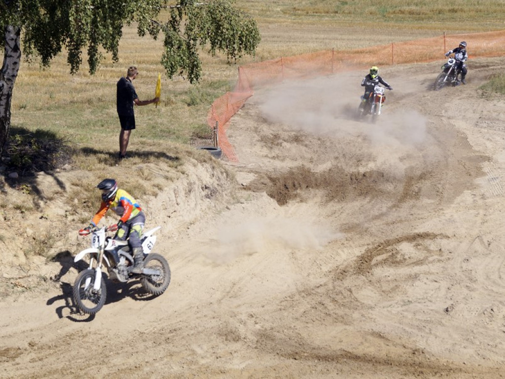 Motocrossowy piknik w Gaworzycach. Na tor wyjechała setka zawodników