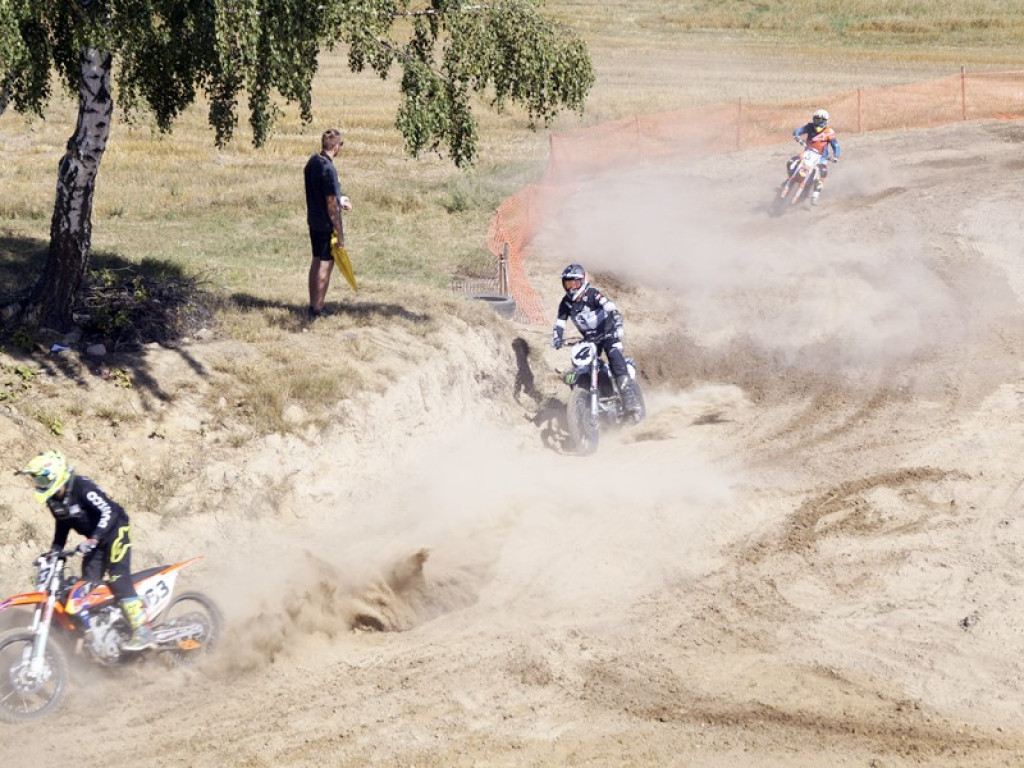Motocrossowy piknik w Gaworzycach. Na tor wyjechała setka zawodników