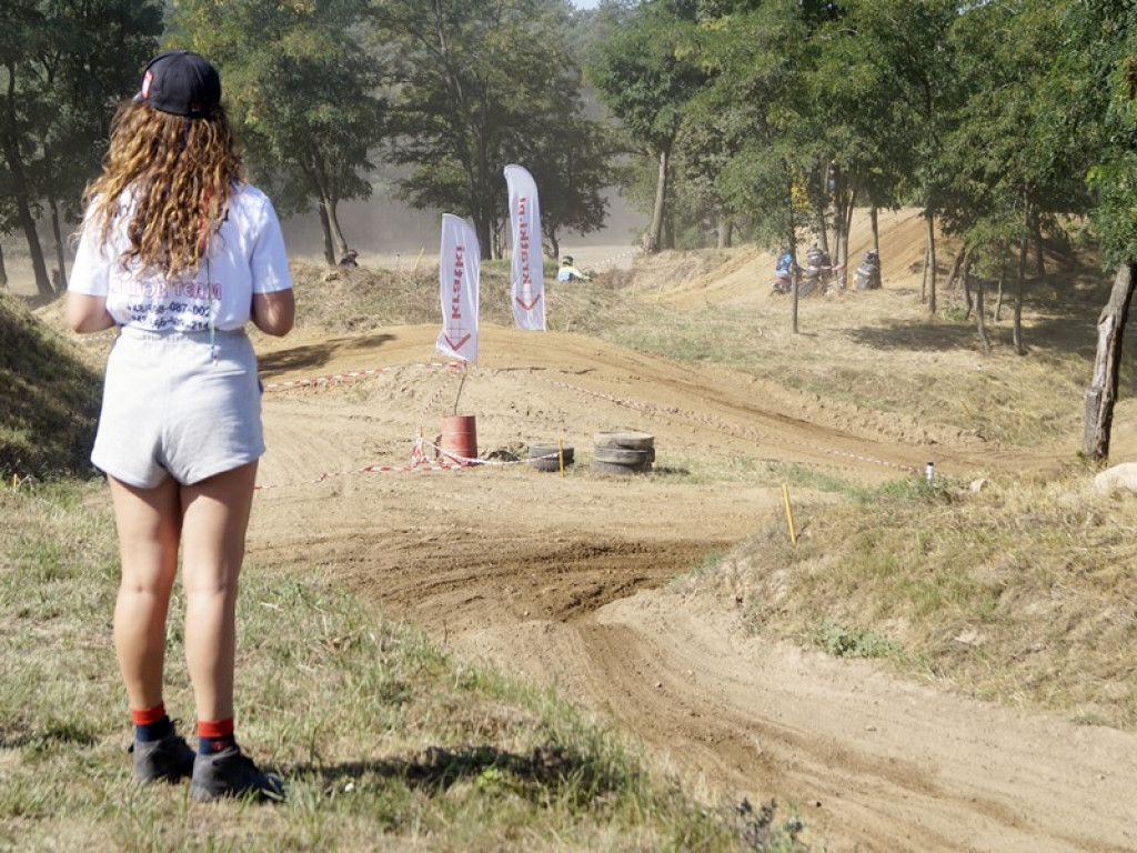 Motocrossowy piknik w Gaworzycach. Na tor wyjechała setka zawodników