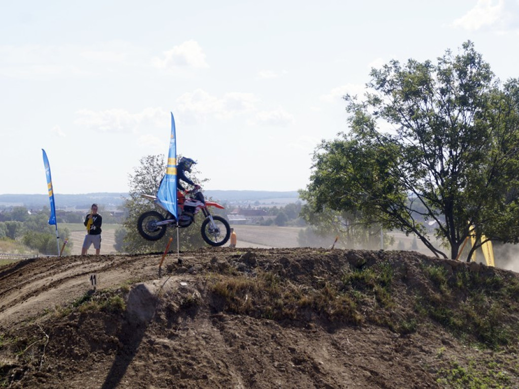 Motocrossowy piknik w Gaworzycach. Na tor wyjechała setka zawodników