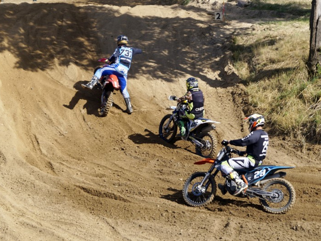 Motocrossowy piknik w Gaworzycach. Na tor wyjechała setka zawodników