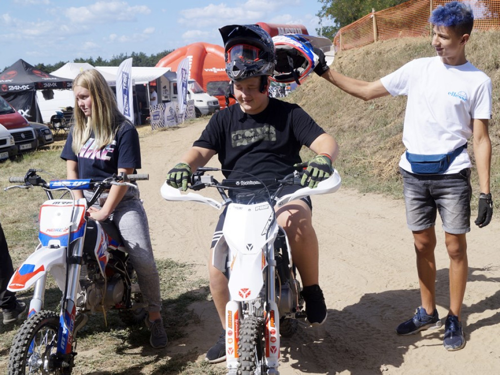 Motocrossowy piknik w Gaworzycach. Na tor wyjechała setka zawodników