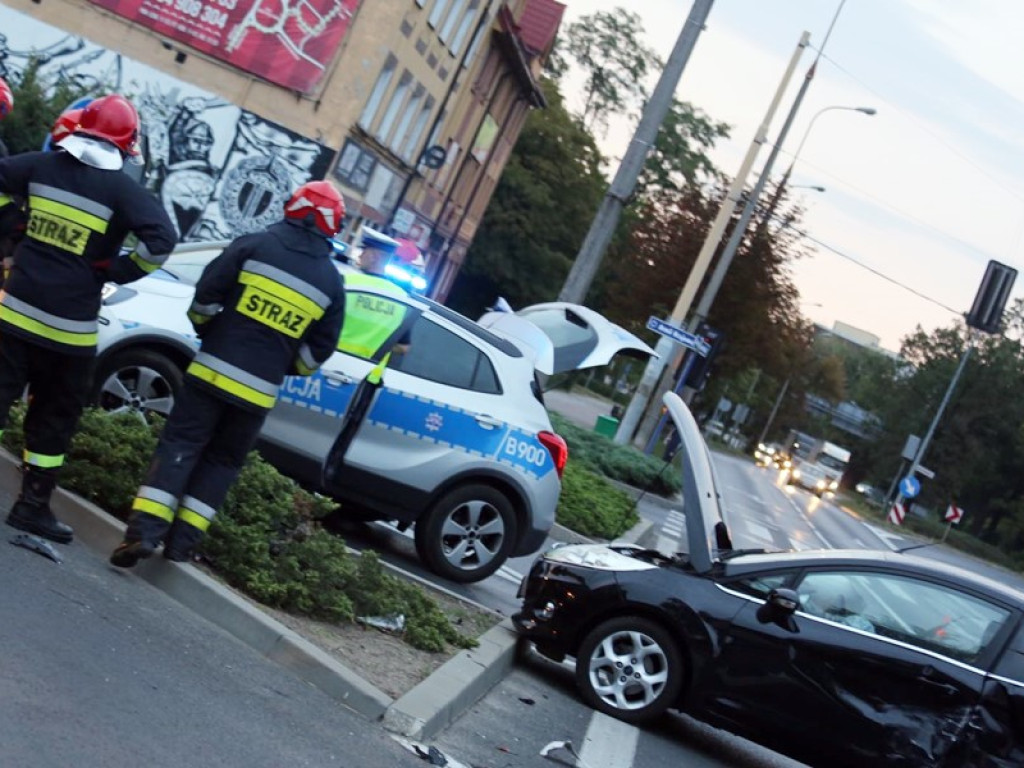 Dwa auta rozbite na skrzyżowaniu w centrum miasta. Ranna kobieta została zabrana do szpitala