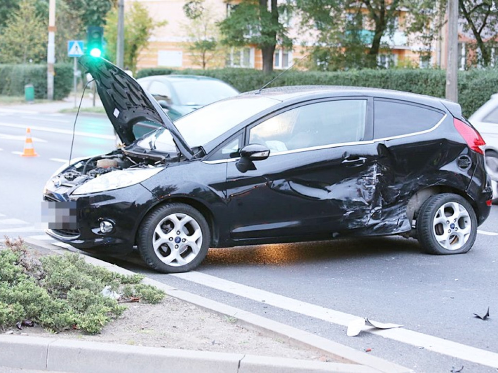 Dwa auta rozbite na skrzyżowaniu w centrum miasta. Ranna kobieta została zabrana do szpitala