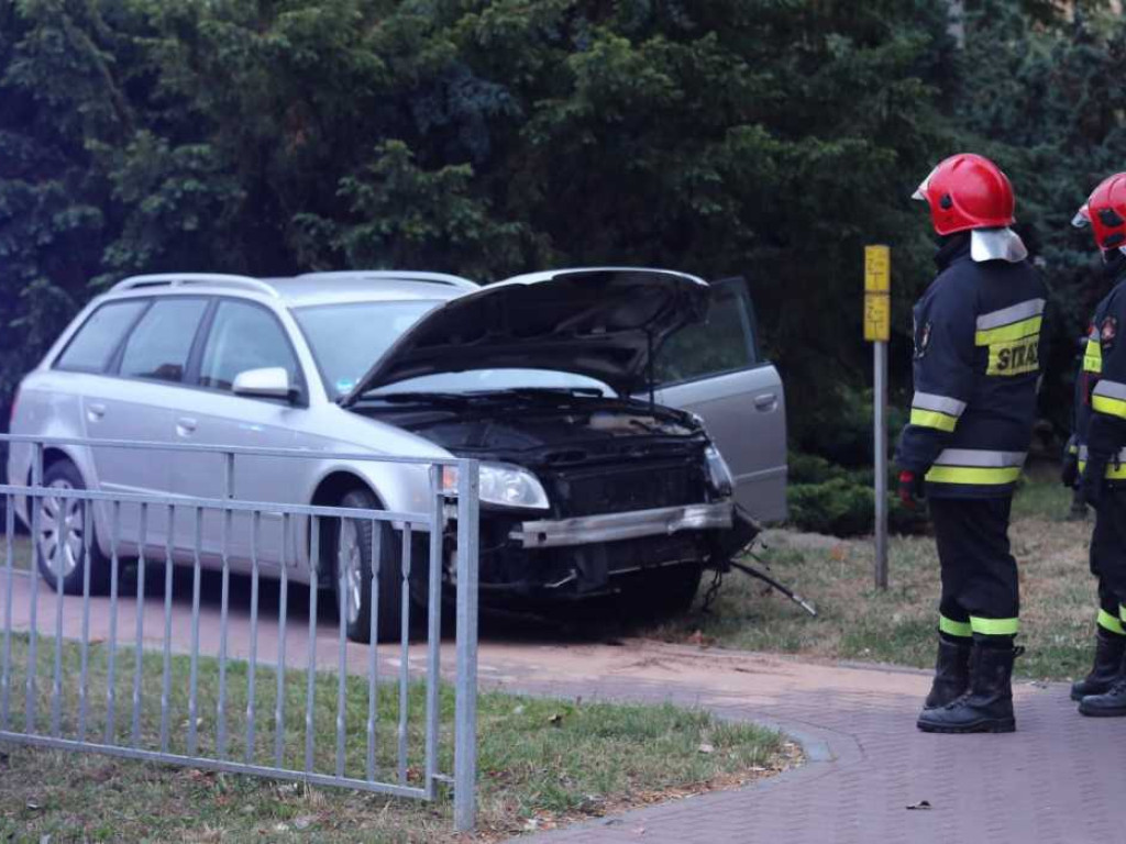 Dwa auta rozbite na skrzyżowaniu w centrum miasta. Ranna kobieta została zabrana do szpitala