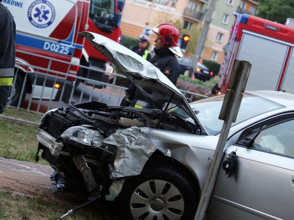 Dwa auta rozbite na skrzyżowaniu w centrum miasta. Ranna kobieta została zabrana do szpitala