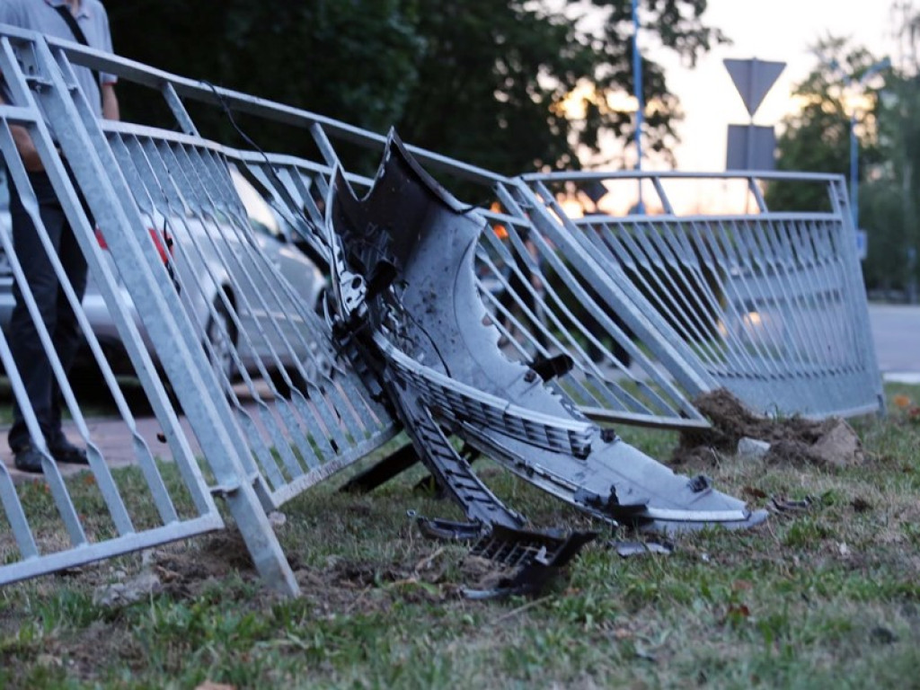 Dwa auta rozbite na skrzyżowaniu w centrum miasta. Ranna kobieta została zabrana do szpitala