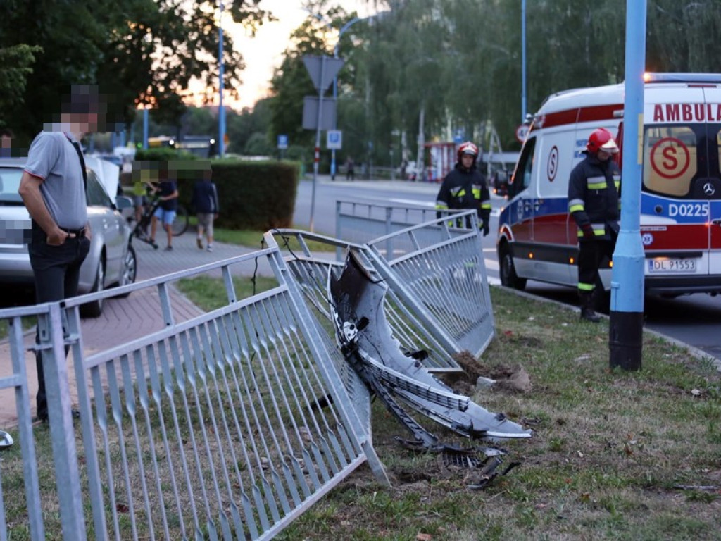Dwa auta rozbite na skrzyżowaniu w centrum miasta. Ranna kobieta została zabrana do szpitala