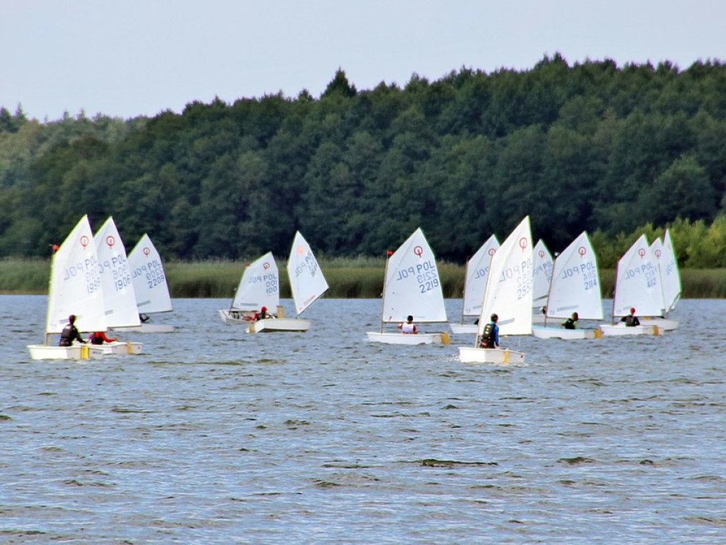 Zmagania w triathlonie zakończone, żeglarstwo na półmetku